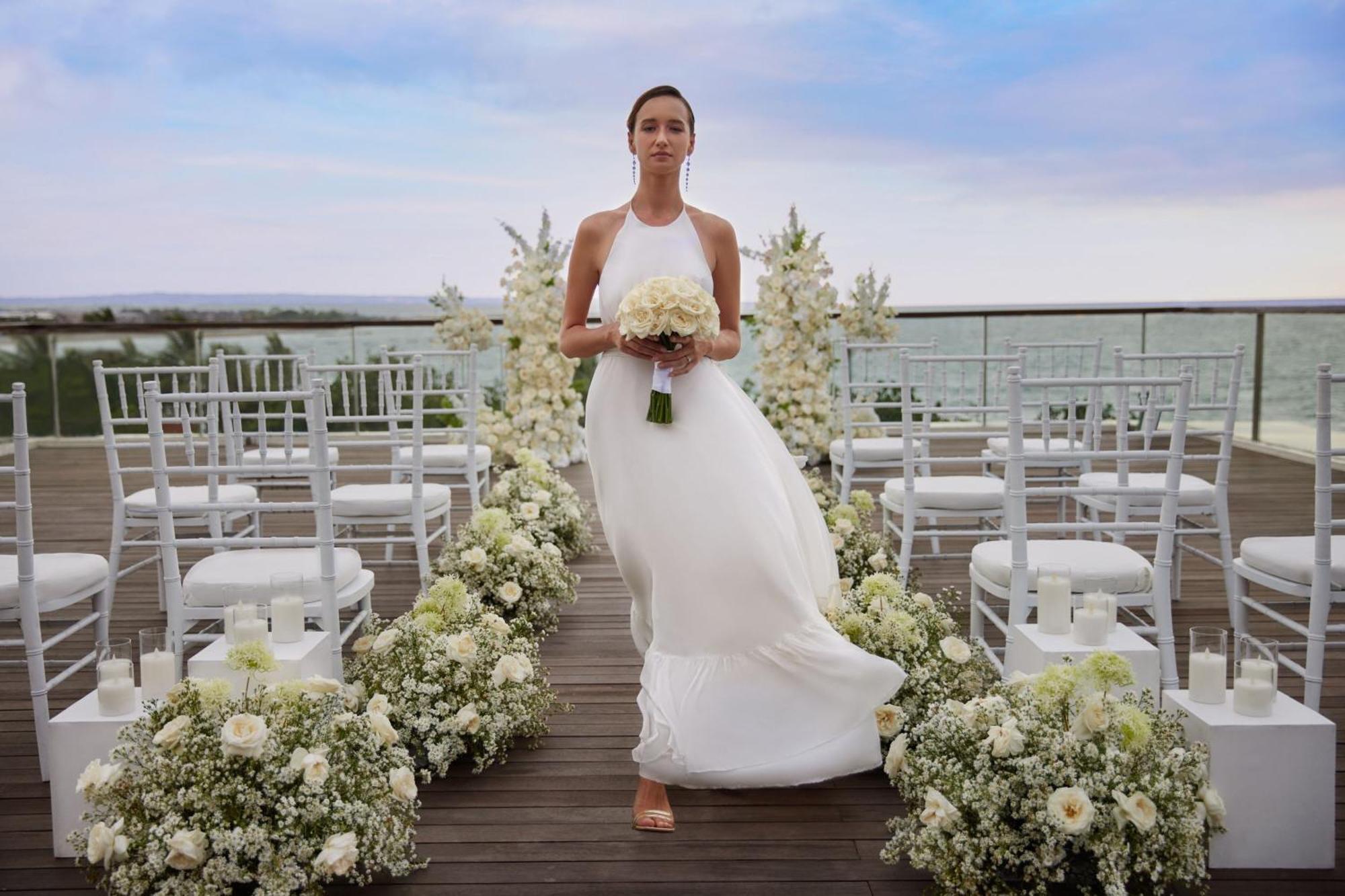Sheraton Bali Kuta Resort Eksteriør bilde A bride in a white wedding dress