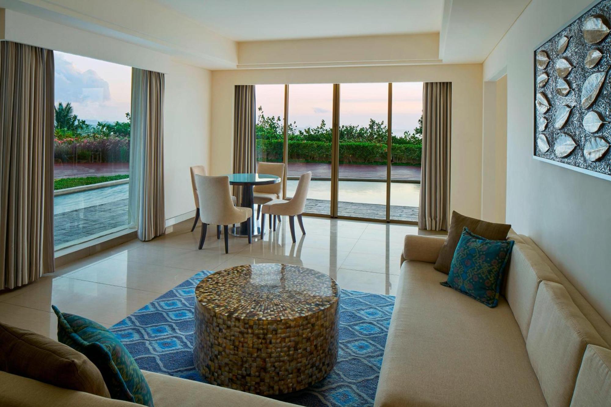 Sheraton Bali Kuta Resort Eksteriør bilde Living room of a suite