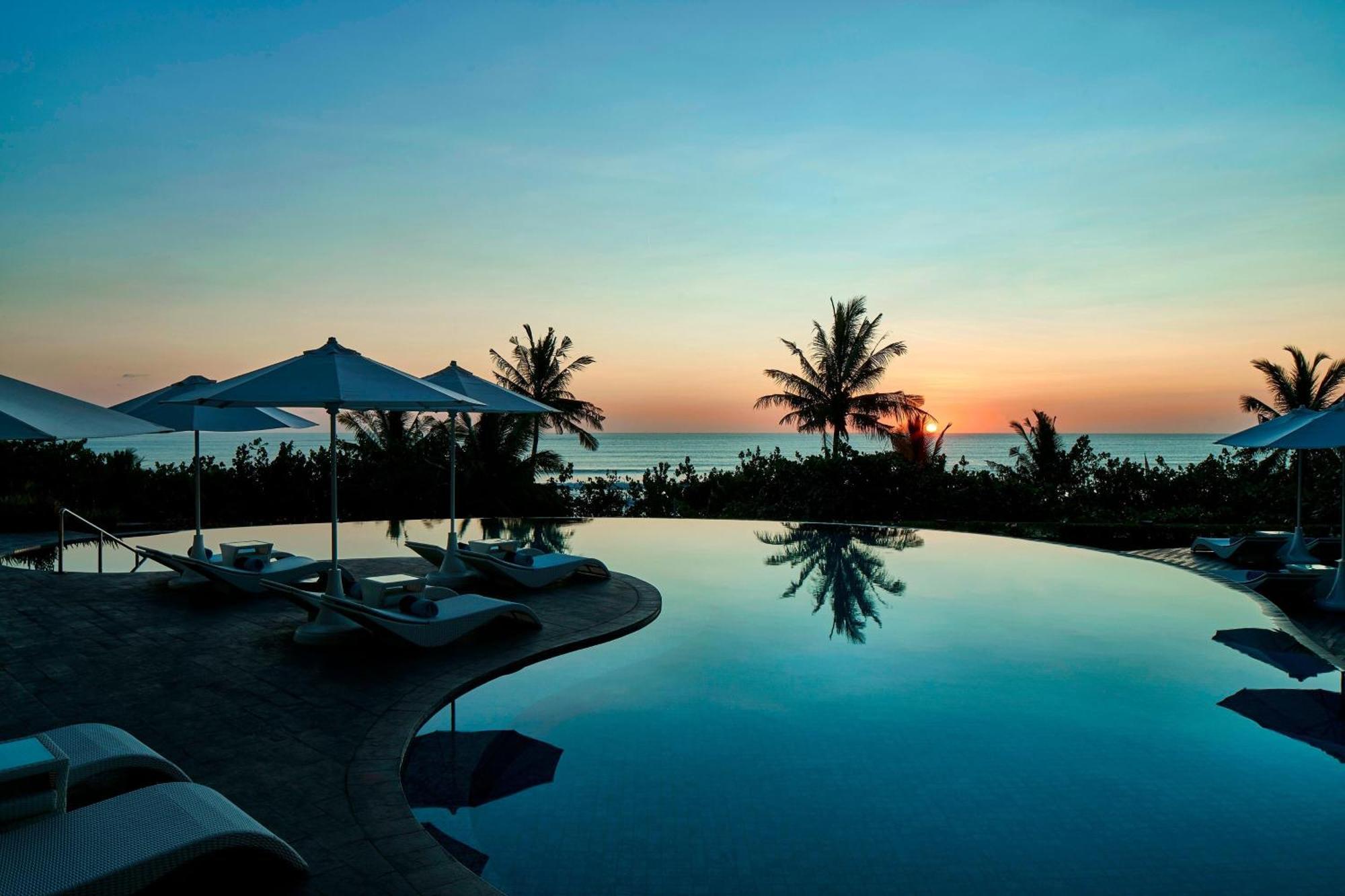 Sheraton Bali Kuta Resort Eksteriør bilde Sunset at the pool