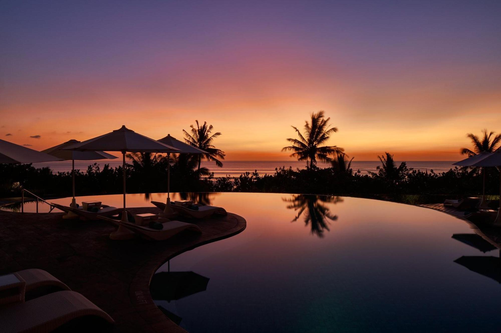 Sheraton Bali Kuta Resort Eksteriør bilde Sunset at the Four Seasons Resort
